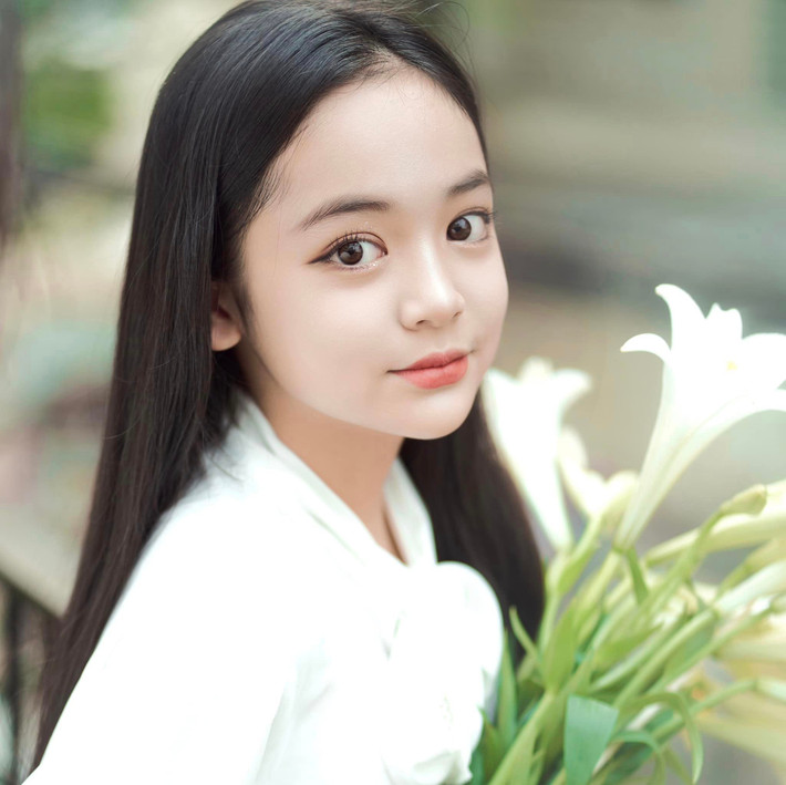 Hiện “con gái” Việt Anh đang gây chú ý với vai Phương trong phim giờ vàng Hoa Sữa Về Trong Gió. Dù lịch trình bận rộn, Chu Diệp Anh vẫn cân bằng tốt thời gian cho việc học, nghỉ ngơi, vui chơi đúng với độ tuổi của mình. (Ảnh: FBNV)