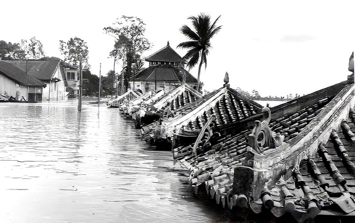 Nước ngập đến tận mái nhà. Cơn bão gây ra thiệt hại nặng nề nhất ở khu vực Gò Công và vùng phụ cận. Hơn 60% nhà ở khu vực này bị sập, 5000 người chết trôi, 80% gia súc chết trong mưa bão... (Ảnh: Internet)