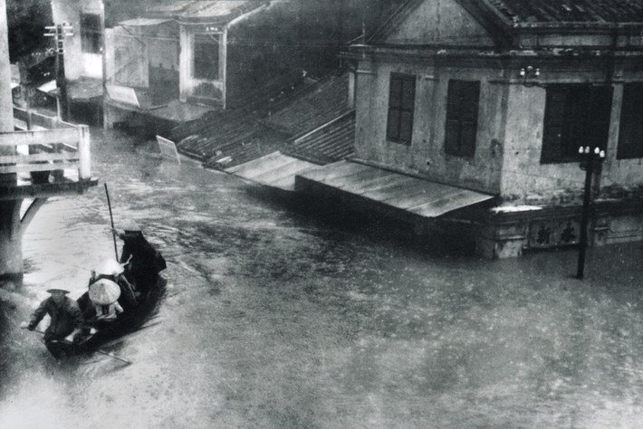 Người dân Hội An chèo thuyền trên những đường phố đã biến thành sông, 1964. Con số người chết được đưa ra trong trận lụt này là khoảng 6.000 người. Riêng tỉnh Quảng Nam có 2.500 người thiệt mạng, 22.447 nhà cửa bị hủy hoại.