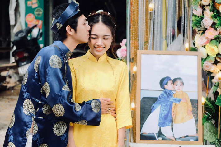 Mới đây, cộng đồng TikTok không khỏi thích thú trước đoạn clip cậu bé hôn lên má cô bé năm 3 tuổi và 23 năm sau, họ chính thức thành vợ chồng. Chuyện tình thanh mai trúc mã khiến nhiều người hào hứng "xin vía".