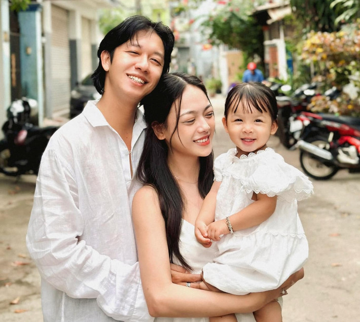Hiện cặp đôi có một tổ ấm hạnh phúc với một bé gái đáng yêu. (Ảnh: FBNV)