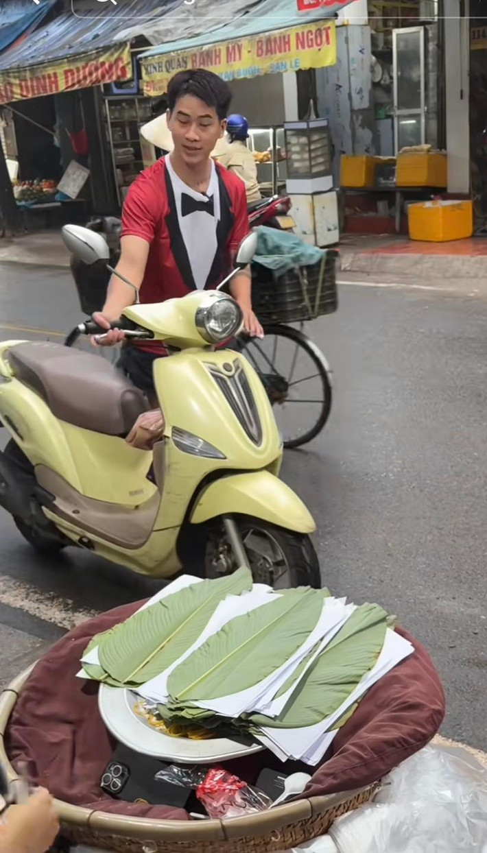 Tuy nhiên nhiều người cho rằng có chồng giống như Hoàng Dương sẽ khiến cuộc sống ngày nào cũng đầy ắp tiếng cười, hạnh phúc: "Lấy 1 chồng mà lời hẳn chục chồng luôn, mỗi ngày một phong cách khác nhau, chỉ có tính trêu ngươi là không đổi", "có ông chồng này chắc nhà không bao giờ buồn tẻ nhỉ". (Ảnh: Tiktok Em Thảo Bán Xôi)