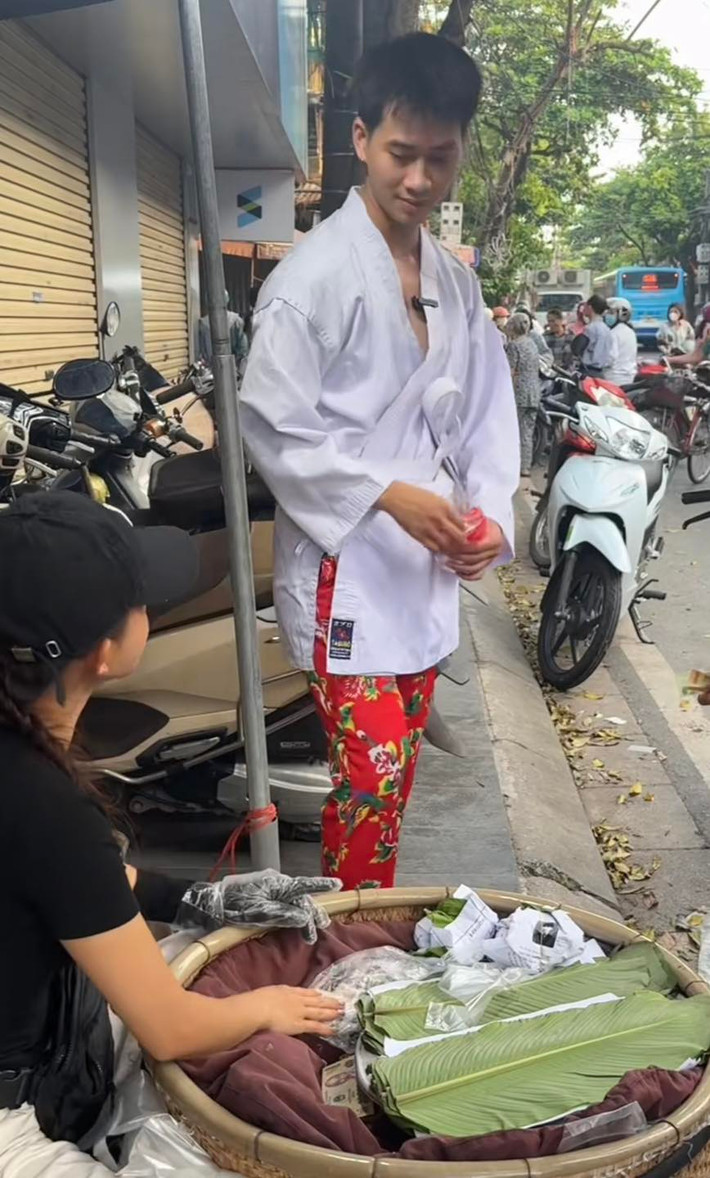 Nhiều người đã bày tỏ vô cùng thích thú với cách Dương trêu chọc vợ, cho rằng anh chàng cực kì dũng cảm: "Lão này gan dạ thật, bộ môn trêu vợ này mà cũng dám dây vào", "chắc chị vợ bất lực lắm", "bán xôi cũng không yên với ông chồng".