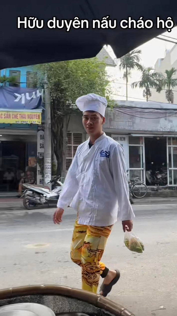 Có khi thì anh chàng hóa thân thành gói mì tôm, có lúc lại mặc bộ đồ “mạ vàng”, lúc thì hóa thân thành đầu bếp, lúc lại mặc trang phục anh thợ điện, người bán bảo hiểm...