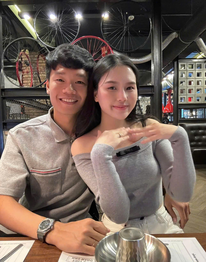 Trung vệ Nguyễn Thành Chung của tuyển Việt Nam cũng liên tục thấp thỏm trước trận đấu với Thái Lan. Thành Chung quê ở huyện Yên Sơn, Tuyên Quang, nơi đang chịu tác động lớn từ lũ lụt.
