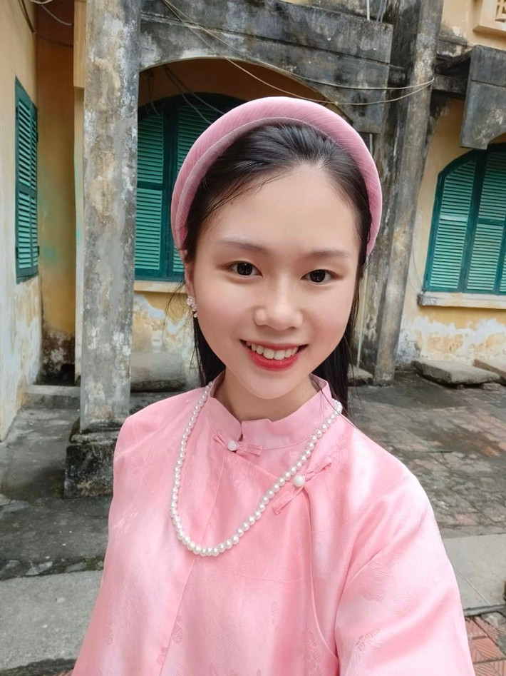 Ngoài giờ học, cô nàng cũng thường tham gia những câu lạc bộ trong trường.