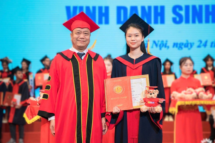 Với thành tích 18 môn đạt điểm A, gồm cả đồ án tốt nghiệp. Kiều Trinh tốt nghiệp loại giỏi với điểm trung bình chung tích lũy đạt 3.22/4, cô bạn cũng trở thành thủ khoa ngành Công nghệ kỹ thuật khuôn mẫu - Trường ĐH Công nghiệp Hà Nội năm 2024.