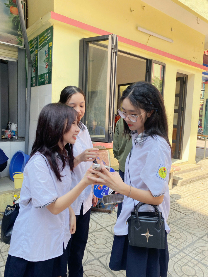 Nữ sinh vui vẻ chuyện trò cùng bạn bè trong ngày đầu tựu trường. (Ảnh: Trầm Phương)