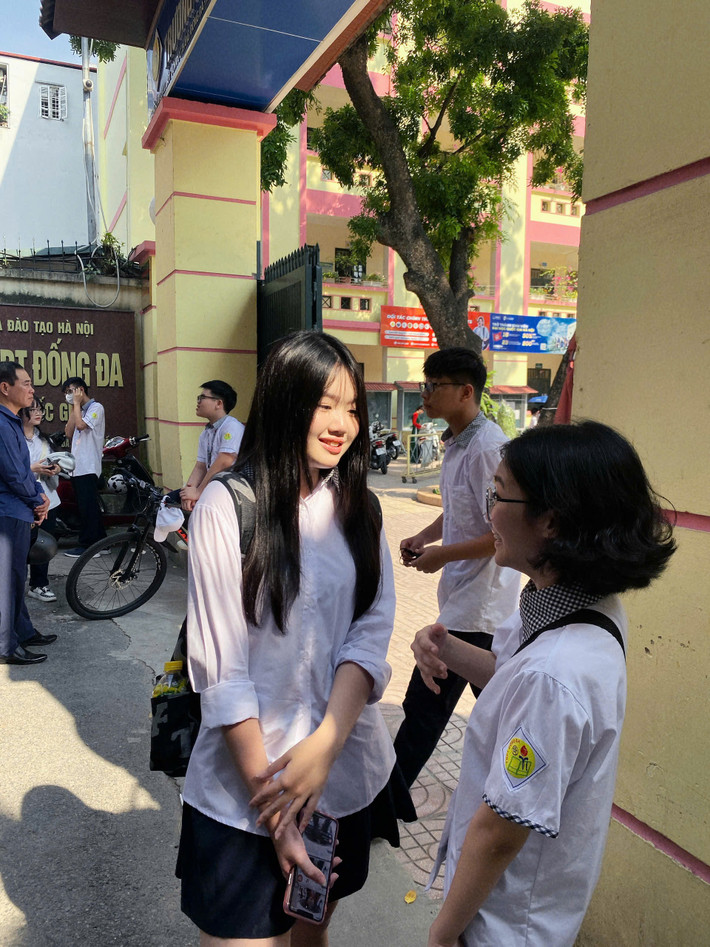 Tại ngôi trường THPT Đống Đa, từ sáng sớm, các em học sinh đã tập trung để chuẩn bị cho ngày đầu tiên của năm học mới. (Ảnh: Trầm Phương)