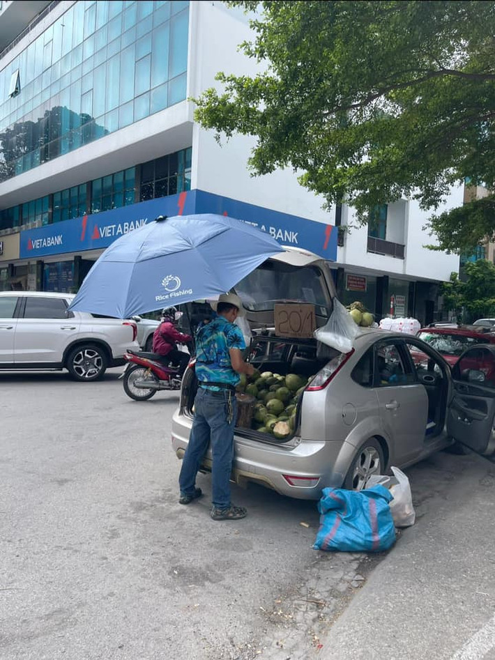Không chỉ bán trà đá, nhiều người còn bày đủ mặt hàng như các loại trái cây sau cốp xe ô tô... (Ảnh: Facebook Hạ Long thả gió)