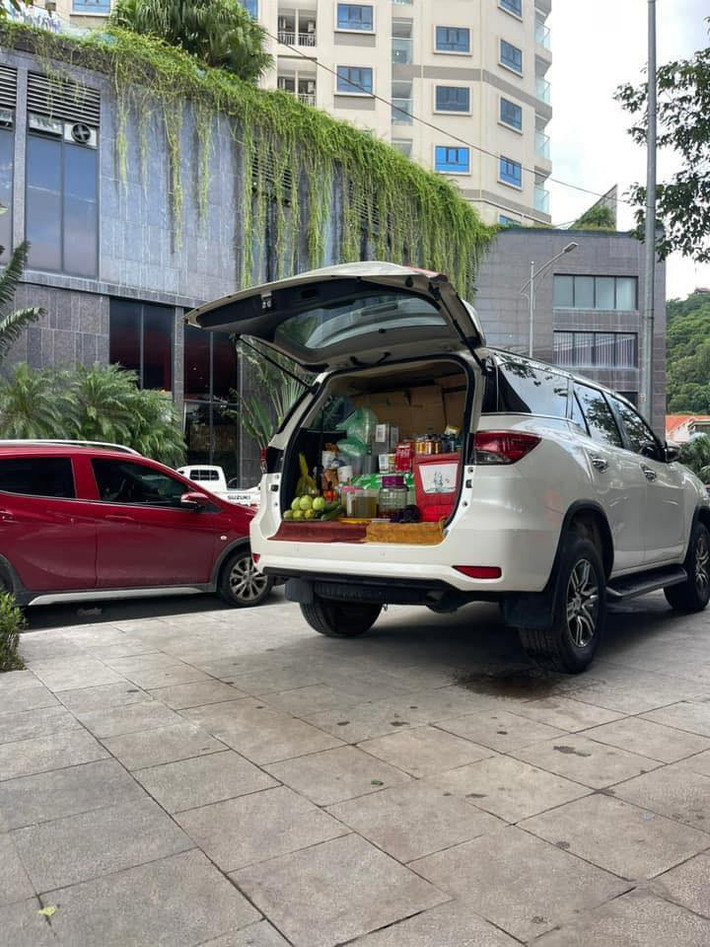 Một hàng trà đá được bày bán trước cửa 1 tòa văn phòng.