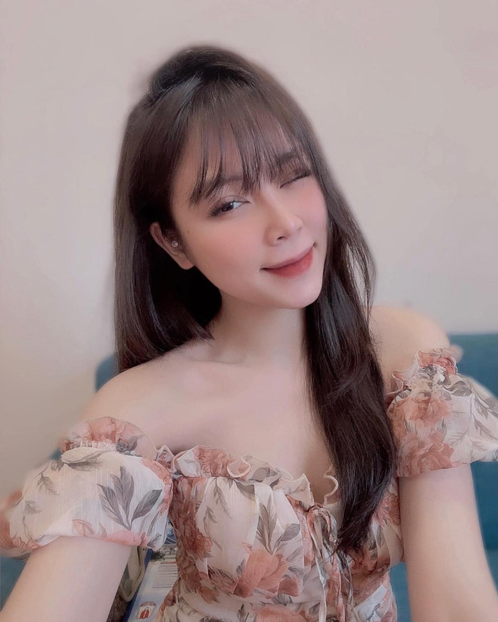 Cô nàng sở hữu vẻ ngoài xinh đẹp tựa như loài hoa trong tên của mình.
