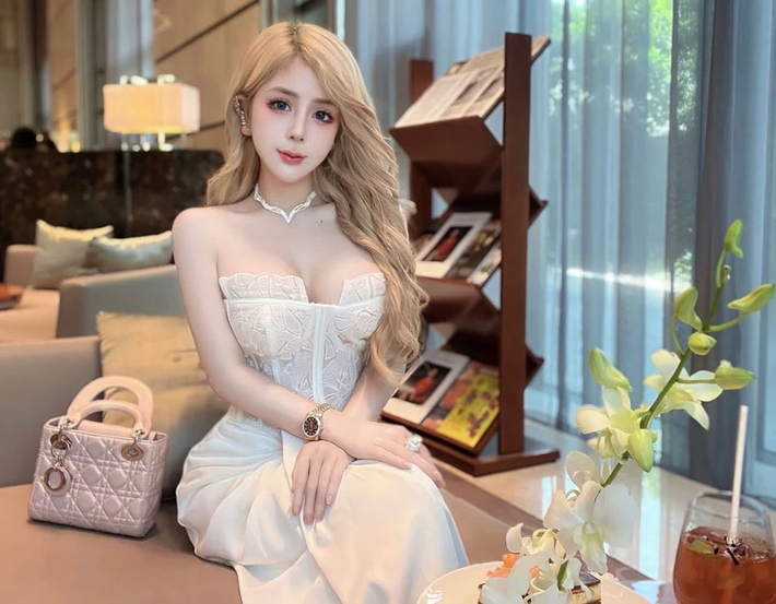 Vòng eo 58 của cô nàng là điều khiến nhiều cô gái mơ ước.