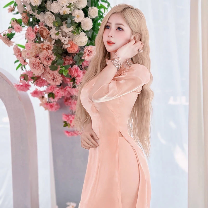 Quế Trinh gây ấn tượng bởi gương mặt xinh xắn, dễ thương như búp bê.