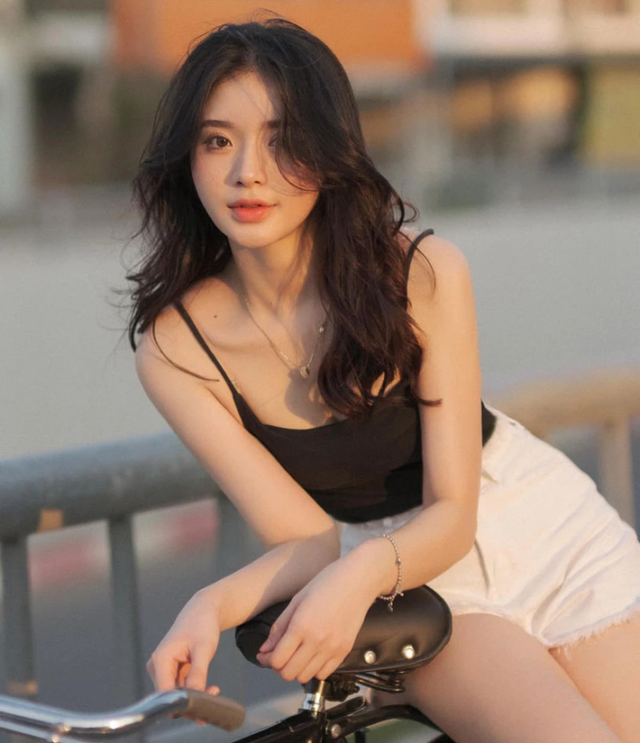 Cô nàng không ngại thay đổi hình ảnh theo nhiều phong cách khác nhau, lúc thì nữ tính dịu dàng, lúc thì năng động, lúc lại gợi cảm quyến rũ.