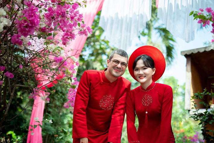 Một phần muốn luyện tập tiếng Anh với người nước ngoài, một phần cũng có hứng thú nên muốn tiếp tục trò chuyện với Cheo nên Thúy đã trả lời tin nhắn của người đàn ông. Càng nói chuyện, cả hai càng cảm thấy gắn kết và có cảm tình với nhau hơn.