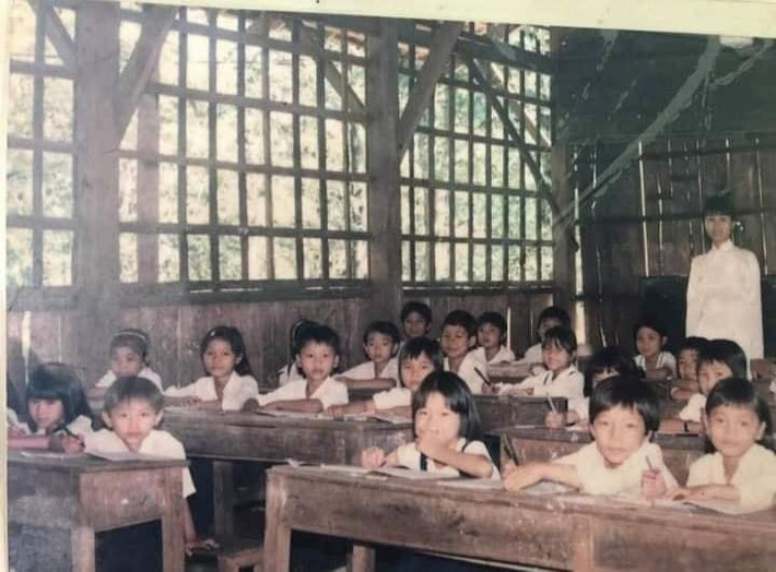 Trong ảnh, lớp học dù cũ kĩ, bàn ghế sờn hết, thậm chí còn không lành lặn, thế nhưng gương mặt các em học sinh đều vô cùng rạng ngời.