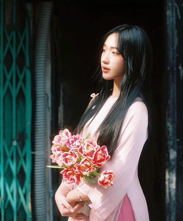 Ngoài đời, Linh Chi sở hữu nhan sắc ngọt ngào, thanh thuần.