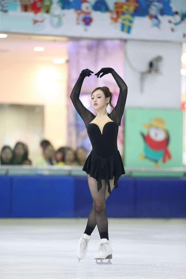 Trên sân trượt băng, cô nàng thể hiện vô cùng chuyên nghiệp, dù tuổi đời còn rất trẻ. Nhiều người đã so sánh Linh Chi với "nữ thần trượt băng" Kim Yuna (sinh năm 1990) được xem là "quốc bảo" của Hàn Quốc.