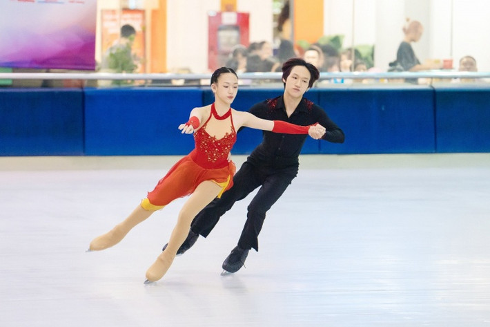 Những năm trước, Linh Chi cùng anh ruột của mình là Quang Minh từng "làm mưa, làm gió" ở các cuộc thi trong nước với nội dung đôi.