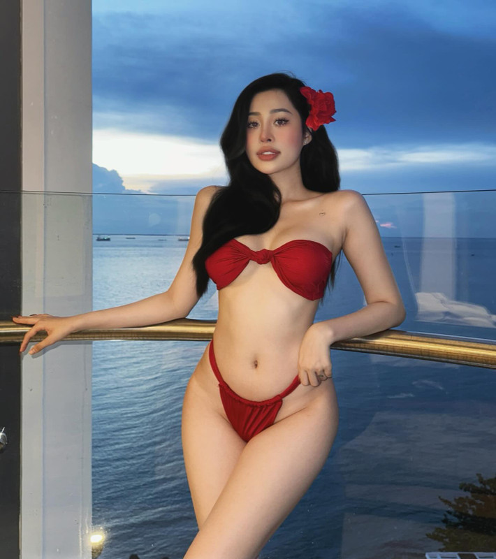 Cô nàng được nhận xét có nhiều nét giống với nàng hậu Tiểu Vy.