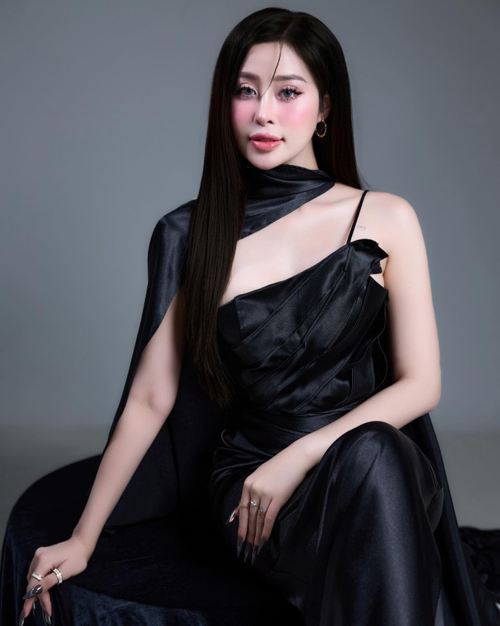 Thời gian gần đây, Hồng Vy thường xuất hiện với hình ảnh trưởng thành, quyến rũ hơn trước.
