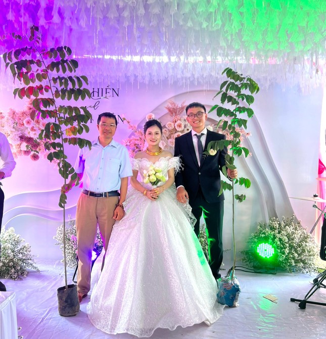 Đám cưới là ngày quan trọng của cuộc đời, rất nhiều cặp đôi đã tìm nhiều cách khác nhau để tiệc cưới của mình trở nên ý nghĩa và đáng nhớ. Cách đây ít tháng, một đám cưới ở Đắk Lắk khiến nhiều người thích thú không kém khi Trong ngày vui của mình, cô dâu chú rể cùng gia đình và bạn bè, đoàn viên, thanh niên đã cùng nhau tham gia trồng cây phủ xanh ngọn đồi nơi mình sinh sống.