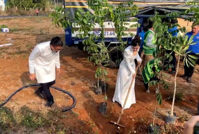 Cặp đôi nói trên là . Thành Kiên - Minh Hiền. Cả 2 đặt tên cho đám cưới của mình là “Đám cưới trồng cây - Tri ân đất mẹ”.