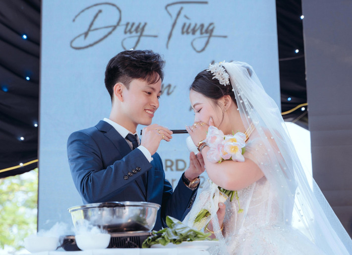 Đoạn clip nói trên nhanh chóng thu hút gần 1 triệu lượt xem. Bên dưới đoạn clip, cộng đồng mạng để lại nhiều bình luận thể hiện quan điểm về nghi thức độc lạ.