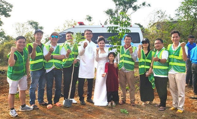 Thường ngày, cặp đôi này luôn năng nổ, nhiệt huyết tham gia các hoạt động Đoàn tại địa phương. Vì thế, cặp đôi đã biến một ngày ý nghĩa trở nên muôn phần ý nghĩa, chia sẻ hạnh phúc của mình đến với mẹ thiên nhiên, gieo mầm xanh nơi mình sinh sống.