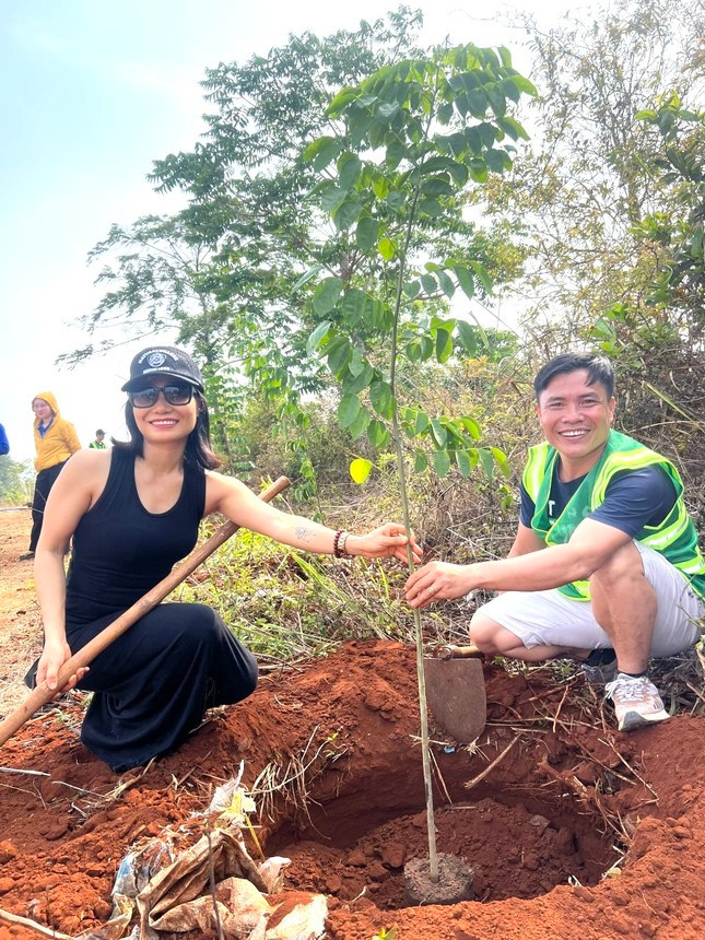 Trong ngày vui của mình, cô dâu chú rể cùng gia đình và bạn bè tham gia hoạt động trồng cây phủ xanh ngọn đồi nơi mình sinh sống. Tại chương trình, mọi người đã trồng và chăm sóc 100 cây giáng hương, chuông vàng.