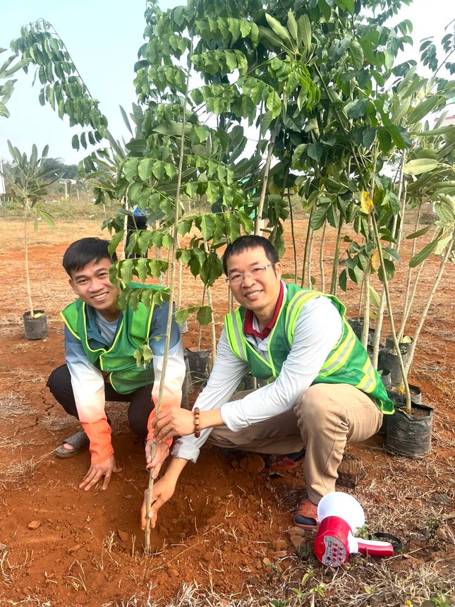 Cô dâu, chú rể mong muốn, không những đám cưới trồng cây, sẽ có ngày 8/3, 20/10, 20/11, lễ tốt nghiệp… trồng cây, sinh nhật trồng cây, lễ thôi nôi trồng cây, kỷ niệm ngày cưới trồng cây… để văn hóa trồng cây đi vào mọi đường làng, ngõ xóm của đời sống. (Ảnh: FBNV)