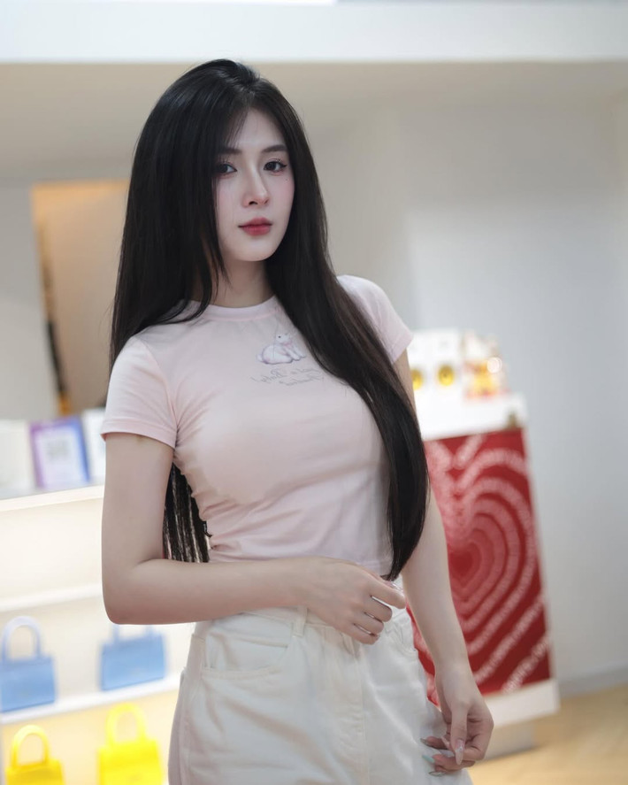 Sau khi tân trang nhan sắc, cụ thể là làm răng sứ, cô nàng tự tin hơn khi cười, nhan sắc cũng thăng hạng đáng kể.