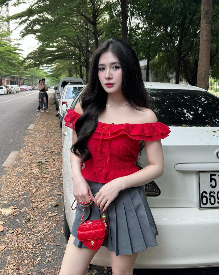 Quỳnh Alee là một cái tên không còn xa lạ trong cộng đồng game thủ Việt Nam. Nổi lên từ những livestream game Liên Quân Mobile với biệt danh “nữ streamer khóc nhè”, Quỳnh Alee nhanh chóng thu hút sự chú ý.