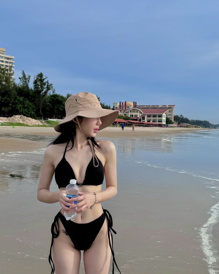Đặc biệt, nhiều người còn tinh ý nhận ra hình xăm lấp ló khu vực "tam giác". Là một streamer nói không với scandal từ trước tới nay, việc cô nàng xăm mình ở vị trí nhạy cảm khiến nhiều người vô cùng ngạc nhiên.