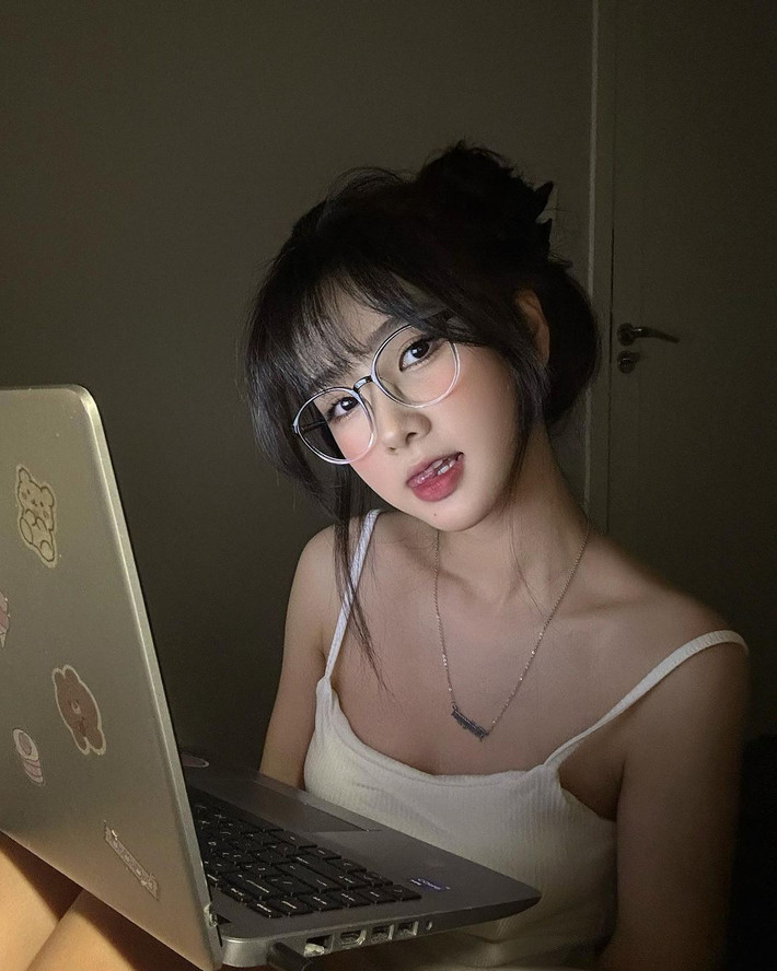 Loạt ảnh chụp cùng laptop của cô nàng thu về hơn 200.000 lượt yêu thích, chẳng thua kém một ngôi sao nổi tiếng nào.