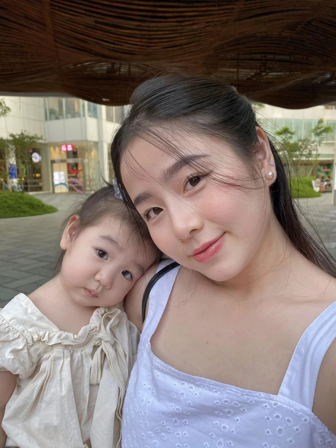 Hai em bé nhà Nam Thương và Ba Duy đã khiến mọi người luôn phải xuýt xoa vì vẻ ngoài xinh xắn như thiên thần.
