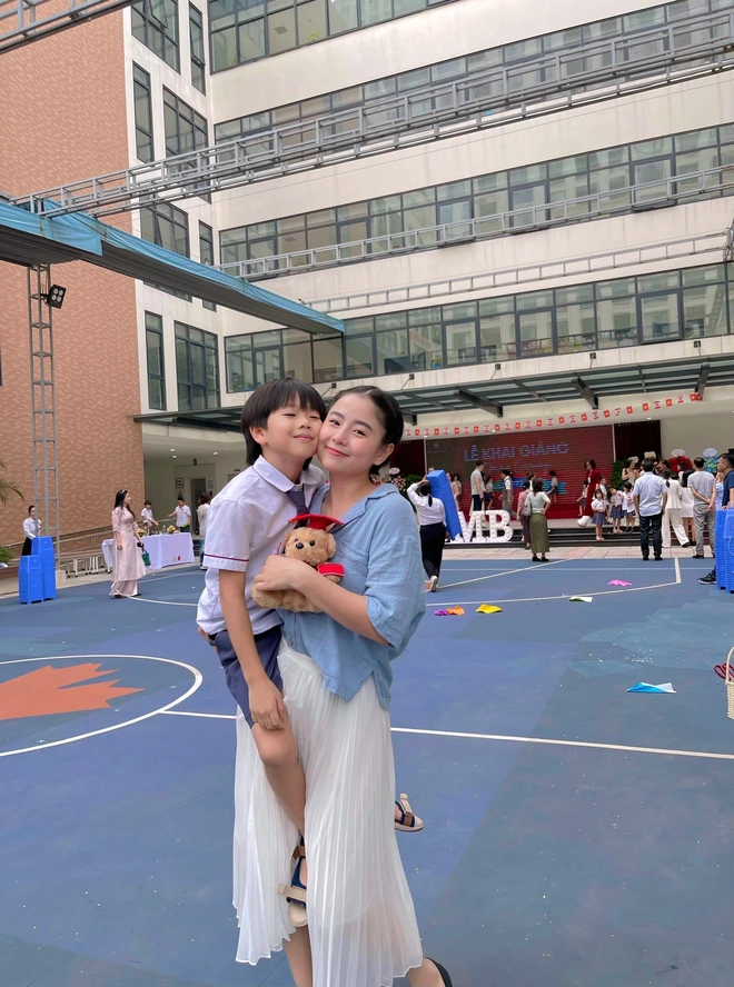 Nam Thương từng xuất hiện trên một số trang báo Trung Quốc với danh xưng “nữ thần”, “hotgirl số 1”, “búp bê không tuổi”... và hiện tại đang là hot mom, KOL có tiếng, được nhiều mẹ bỉm yêu thích.