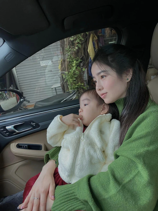 Ở thời điểm hiện tại, cô vẫn xinh đẹp và sở hữu vóc dáng trẻ trung chẳng khác nào học sinh cấp 3 khiến ai nấy đều trầm trồ.