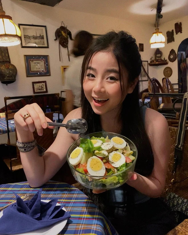Có chồng có con, sức hút của cô chẳng những không giảm mà còn thăng hạng, như thể “gấp tư visual”. Hai con của cựu hot girl cũng được nhiều nhãn hàng quảng cáo săn đón và đã có thể kiếm tiền cùng bố mẹ. (Ảnh: FBNV)