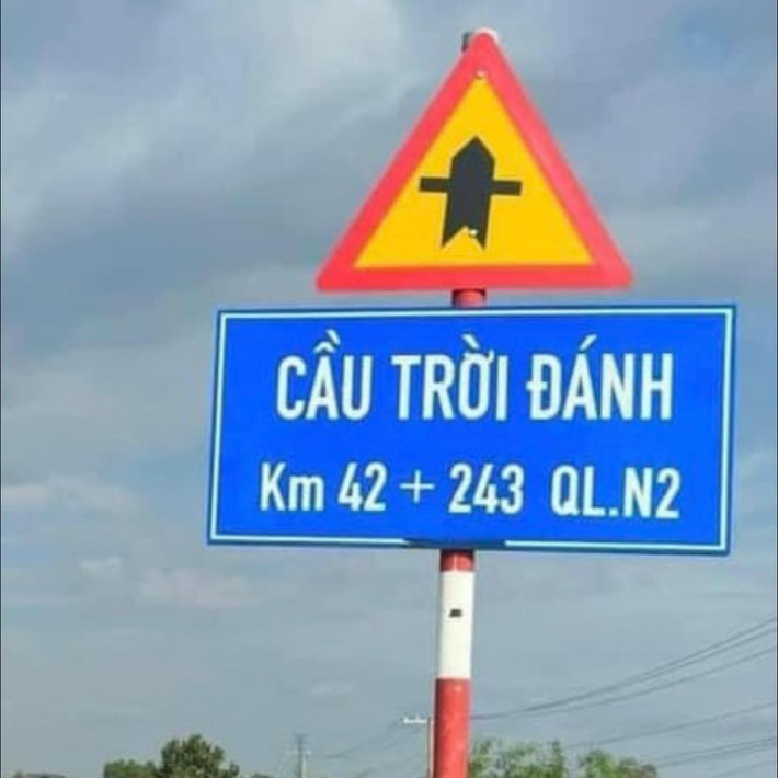 "Ý là muốn độ kiếp thì đứng trên cầu này hả ?", "Ai bất hiếu thì lội sông" - netizem bình luận hài hước dưới phần bình luận.