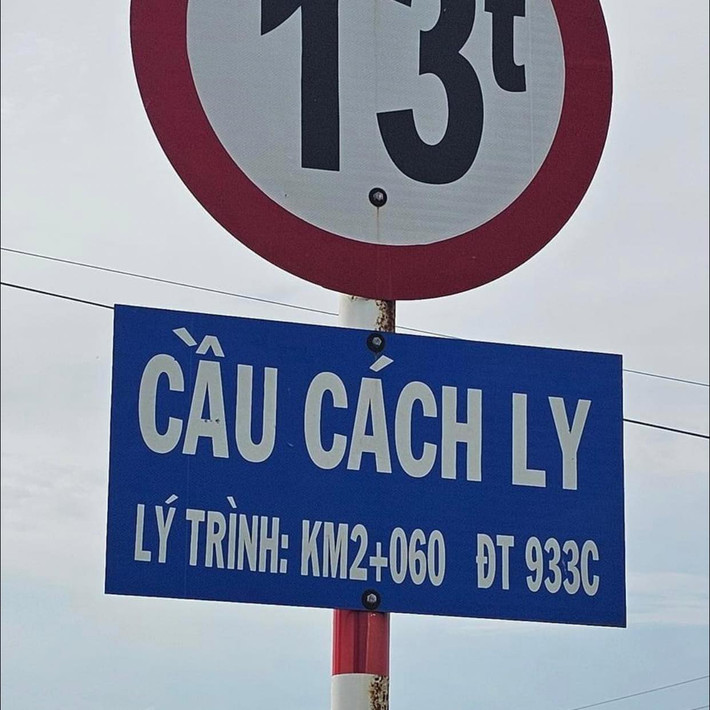 Cây cầu ở Sóc Trăng. Nhiều người băn khoăn liệu cây cầu này có phải được xây dựng thời covid hay không.