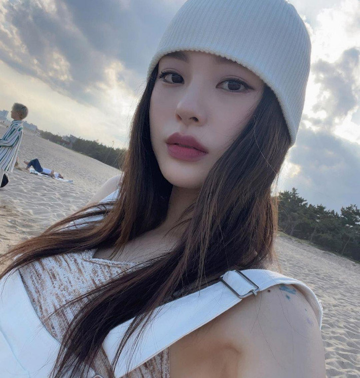 Noze tên thật là Noh Jihye, sinh năm 1996, hiện cô là thành viên, đội trưởng của nhóm nhảy WayB. Bên cạnh công việc là backup dancer, cô cũng có kinh nghiệm dạy nhảy, biên đạo cho nhiều trung tâm và nghệ sĩ nổi tiếng.