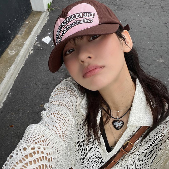Sau khi nổi đình nổi đám, cô nàng từng có khoảng thời gian bị vướng vào loạt drama như bị tố mắc bệnh ngôi sao, thái độ làm việc thiếu chuyên nghiệp...