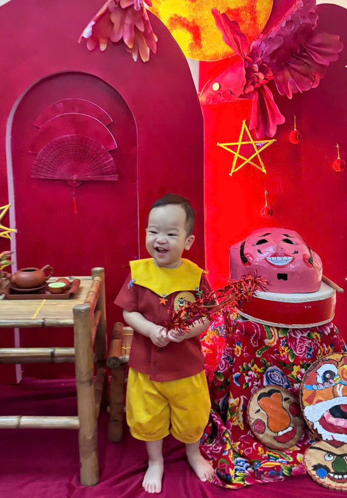 Gần cuối tháng 10, bé Sữa được chuyển từ lớp mầm non nhỏ sang lớp mầm non lớn. Do chưa quen cô giáo và bạn bè, cậu thường quấy khóc, được các cô giáo dỗ dành để nín khóc.