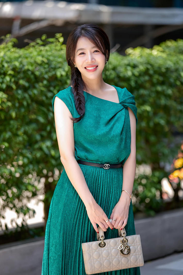 Dưới bài đăng có dòng chia sẻ của cô nàng, nhiều người bày tỏ sự ngưỡng mộ to lớn với nàng MC: "Mê quá, đẹp người đẹp nết", "thích cách chị Diệp truyền năng lượng tích cực ghê", "Quá trời giỏi rồi".