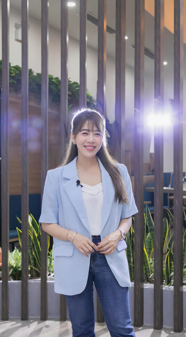 MC Diệp Chi nổi tiếng với khán giả trong hình ảnh một người dẫn chương trình thông minh và duyên dáng. Cô nàng gây dấu ấn ở nhiều chương trình như Rung chuông vàng, Đường lên đỉnh Olympia...