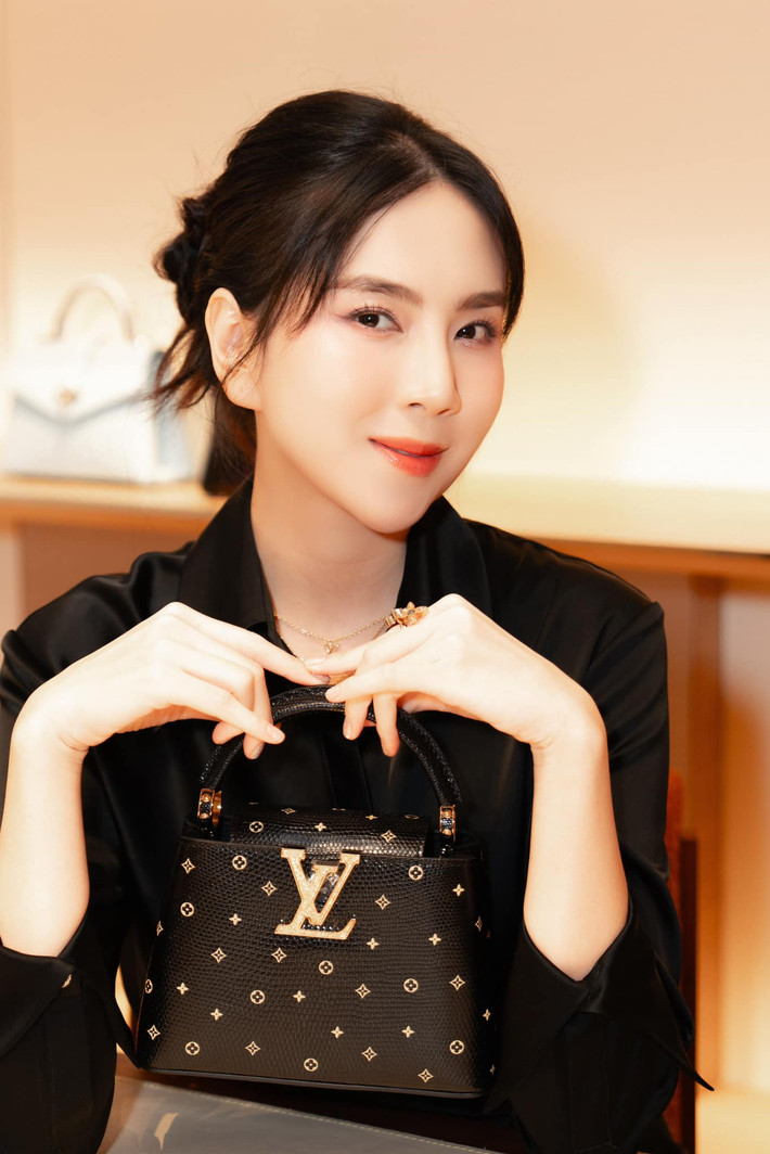 Tuy nhiên vào tháng 4 năm nay, Mai Ngọc khiến dân tình bất ngờ khi thông báo đã chia tay với chồng doanh nhân sau 17 năm bên nhau. Người đẹp cho biết cô và chồng cũ đã kết thúc từ trong năm 2023 nhưng đến thời điểm phù hợp, thoải mái mới chia sẻ với người hâm mộ.