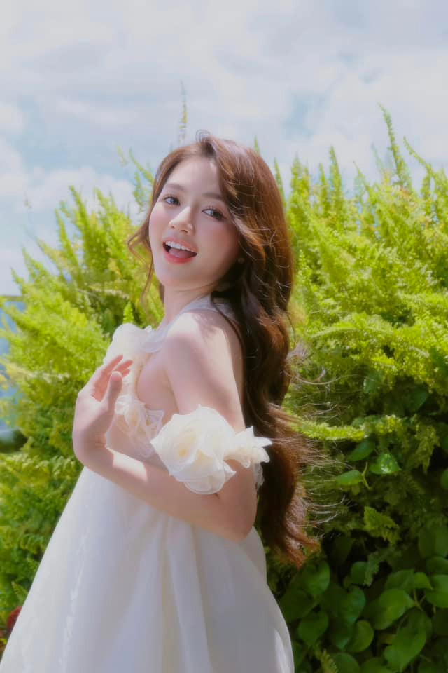 Cô nàng được nhận xét vẫn giữ được xét xinh xắn, đáng yêu như ngày nào nhưng có phần trưởng thành hơn trước.