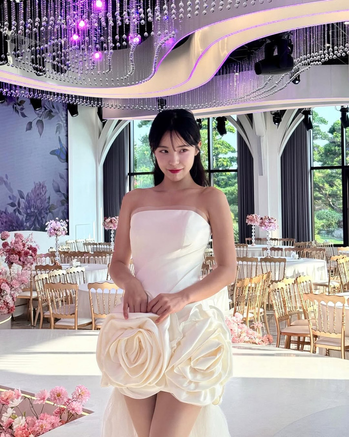 Những chiếc váy siêu ngắn được nàng hoạt náo viên ưa diện, khoe đôi chân trắng xinh thẳng tắp.